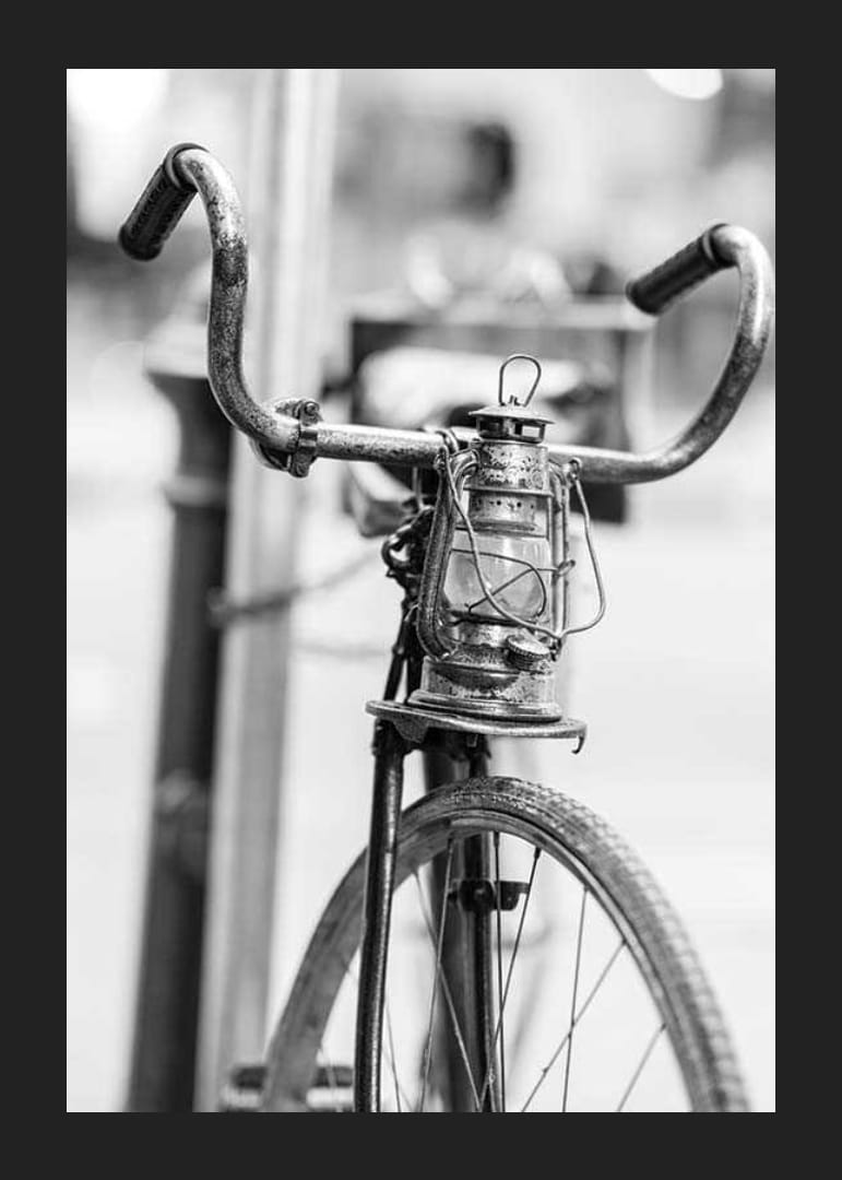 Schwarz-weiße Nahaufnahme eines alten Fahrrads mit Laterne am Lenker-12