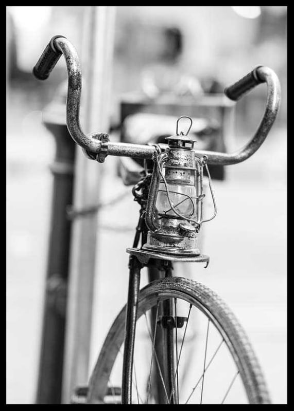 Svartvit närbild av gammal cykel med lykta på styret-12