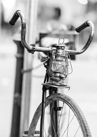 Svartvit närbild av gammal cykel med lykta på styret-7