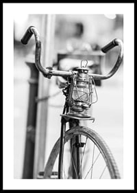 Svartvit närbild av gammal cykel med lykta på styret-0