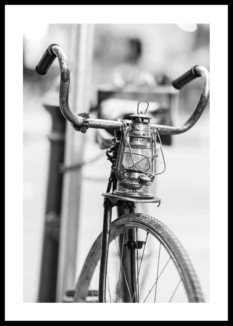 Svartvit närbild av gammal cykel med lykta på styret-12