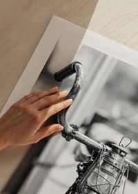 Svartvit närbild av gammal cykel med lykta på styret-9