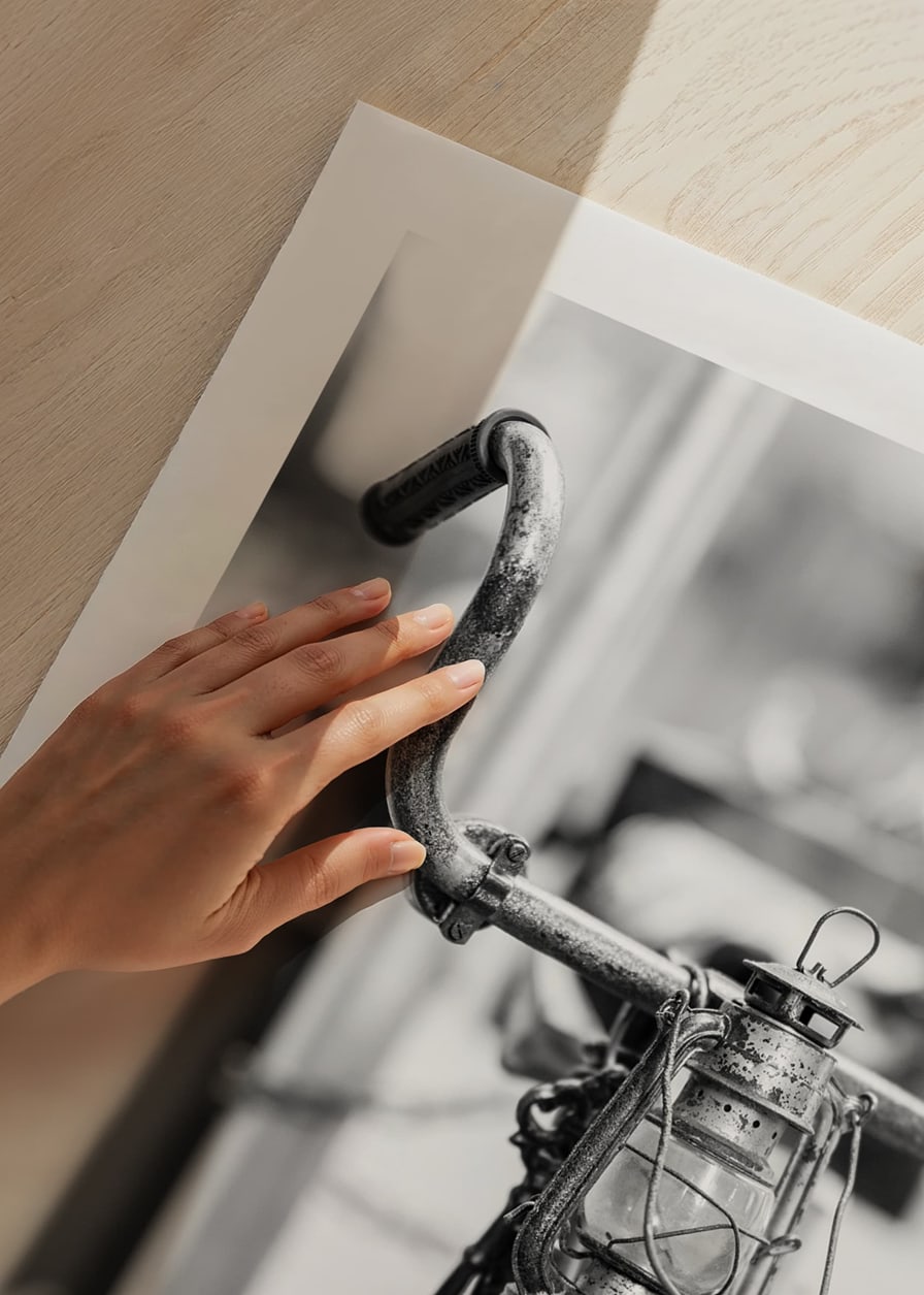 Svartvit närbild av gammal cykel med lykta på styret-12