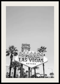 Photo en noir et blanc du panneau de bienvenue à Las Vegas parmi les palmiers-2