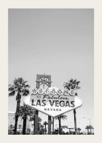 Photo en noir et blanc du panneau de bienvenue à Las Vegas parmi les palmiers-3