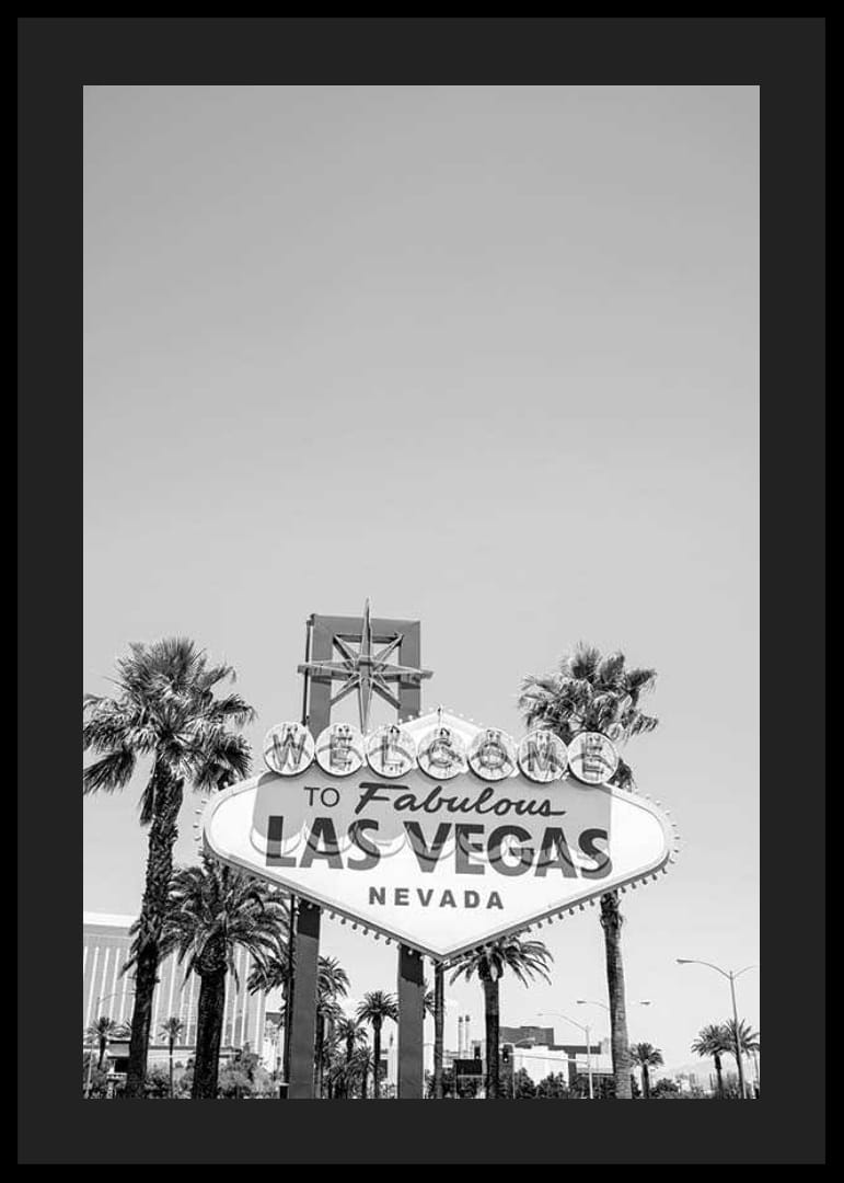 Photo en noir et blanc du panneau de bienvenue à Las Vegas parmi les palmiers-12