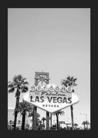 Photo en noir et blanc du panneau de bienvenue à Las Vegas parmi les palmiers-5