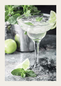 Margarita pohárban, lime-mal és mentalevelekkel fényképe-3