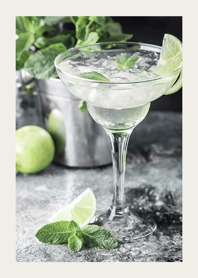 Margarita pohárban, lime-mal és mentalevelekkel fényképe-12