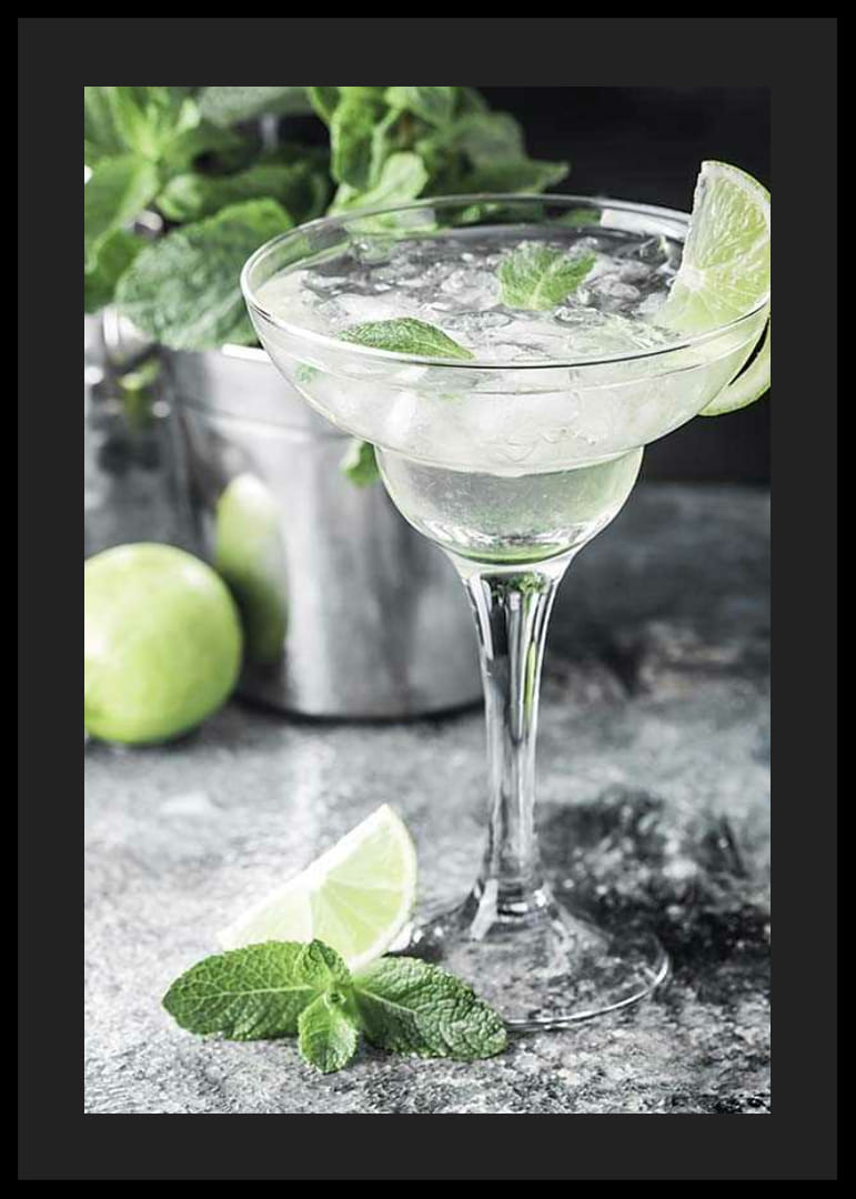 Margarita pohárban, lime-mal és mentalevelekkel fényképe-12