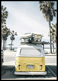 Autobús Volkswagen amarillo fotográfico con tablas de surf en la playa-6