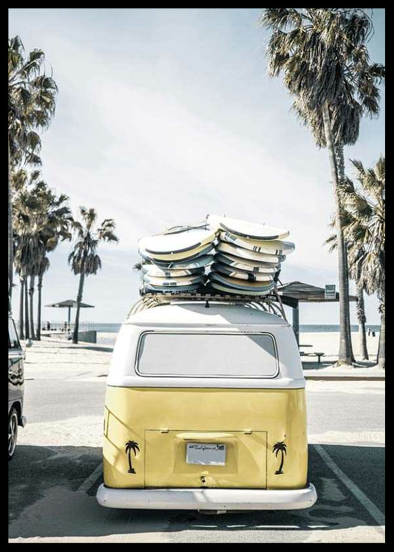 Autobús Volkswagen amarillo fotográfico con tablas de surf en la playa-12