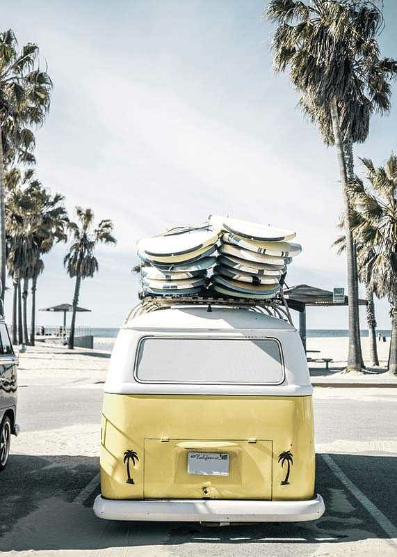Autobús Volkswagen amarillo fotográfico con tablas de surf en la playa-12