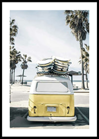 Autobús Volkswagen amarillo fotográfico con tablas de surf en la playa-0