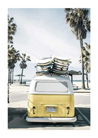 Autobús Volkswagen amarillo fotográfico con tablas de surf en la playa-1