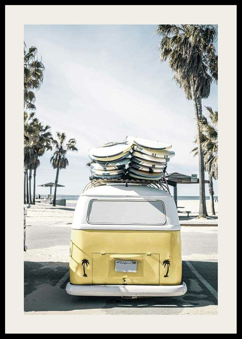 Autobús Volkswagen amarillo fotográfico con tablas de surf en la playa-12