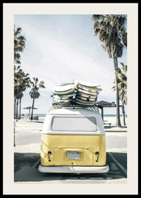 Fotografický žltý autobus Volkswagen so surfovými doskami na pláži-2