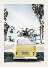 Autobús Volkswagen amarillo fotográfico con tablas de surf en la playa-3