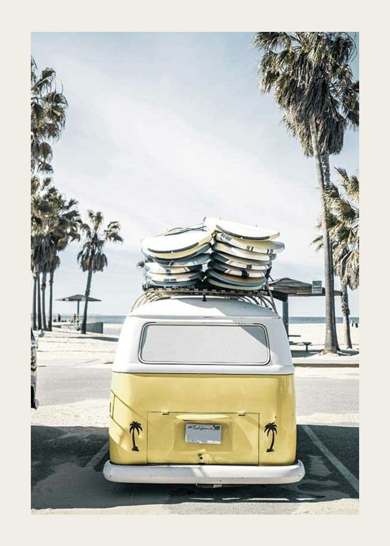 Autobús Volkswagen amarillo fotográfico con tablas de surf en la playa-12