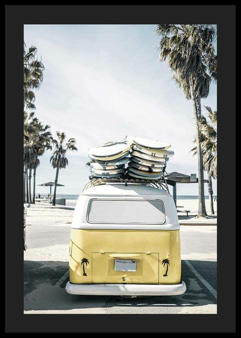 Autobús Volkswagen amarillo fotográfico con tablas de surf en la playa-12