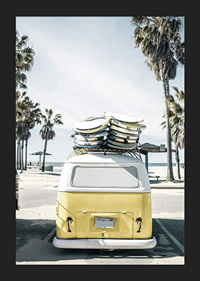 Autobús Volkswagen amarillo fotográfico con tablas de surf en la playa-5