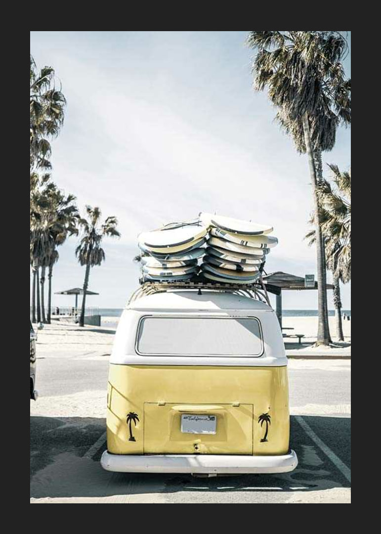 Autobús Volkswagen amarillo fotográfico con tablas de surf en la playa-12