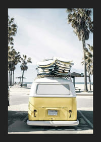 Fotografický žltý autobus Volkswagen so surfovými doskami na pláži-5