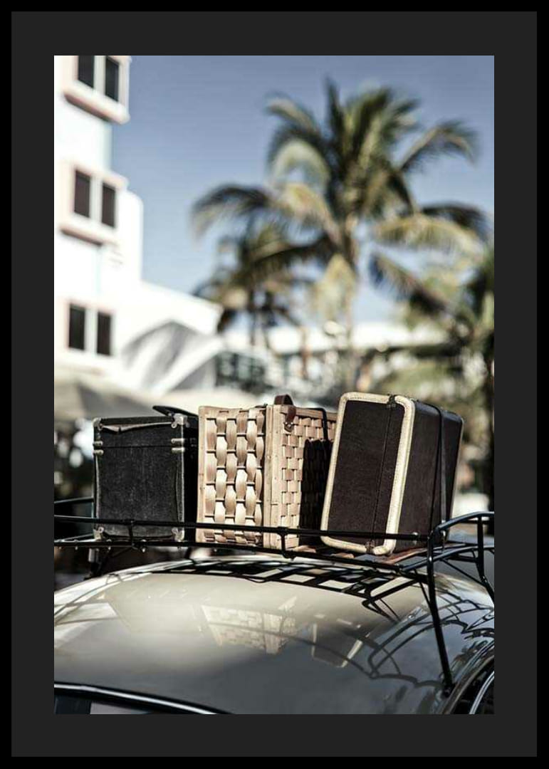 Fotografische weergave van oude koffers op een auto onder palmbomen-12