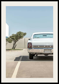 Fotografia bieleho amerického veterána na prázdnom parkovisku-2