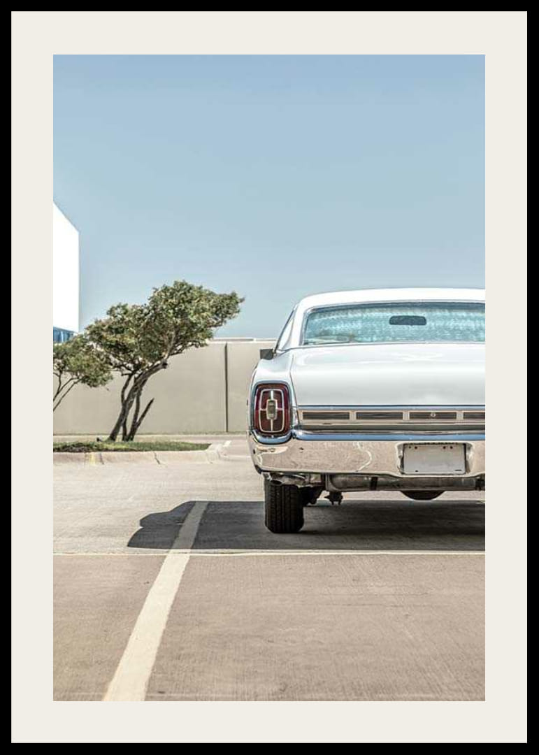 Fotografia bieleho amerického veterána na prázdnom parkovisku-12