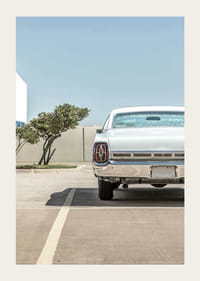 Fotografia bieleho amerického veterána na prázdnom parkovisku-3