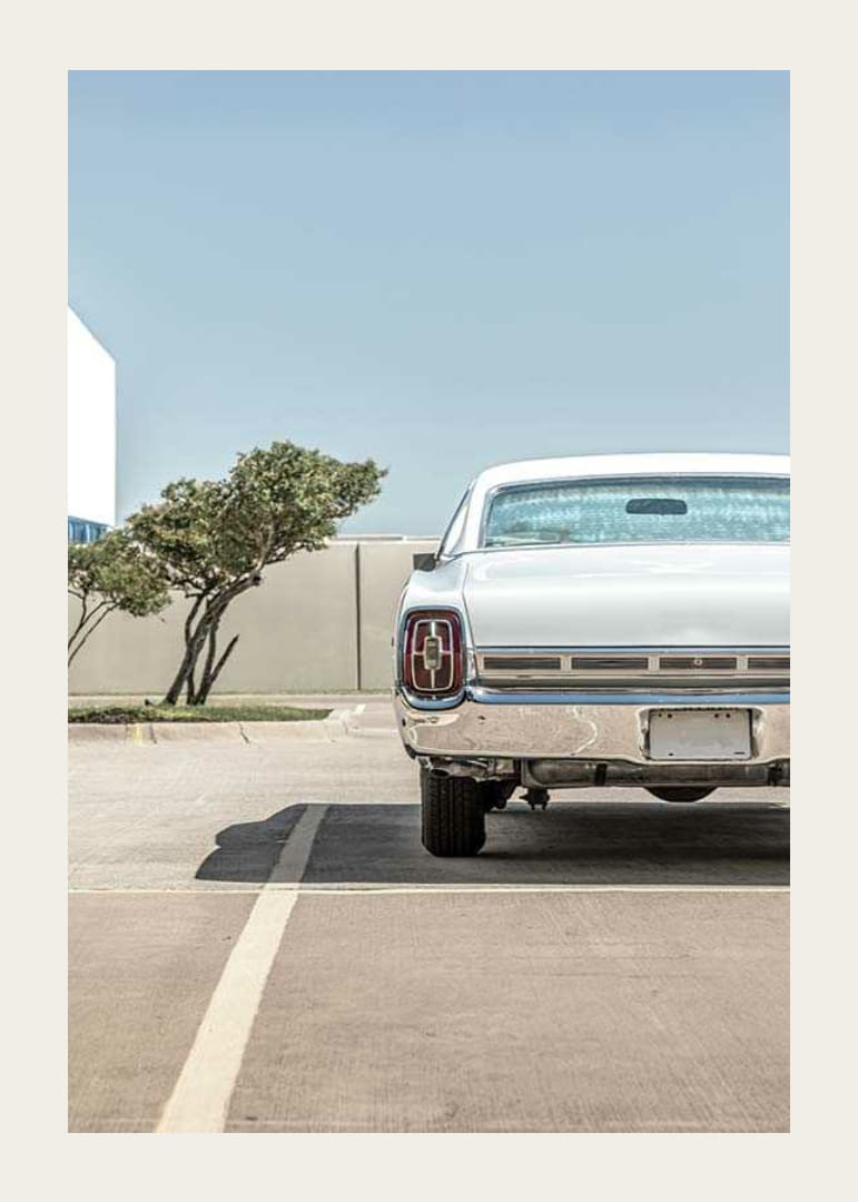 Fotografia bieleho amerického veterána na prázdnom parkovisku-12