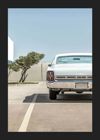 Fotografia bieleho amerického veterána na prázdnom parkovisku-5