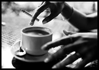 Svartvitt foto av hand med cigarett över kaffekopp-6
