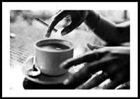 Svartvitt foto av hand med cigarett över kaffekopp-0