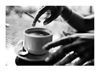 Svartvitt foto av hand med cigarett över kaffekopp-1