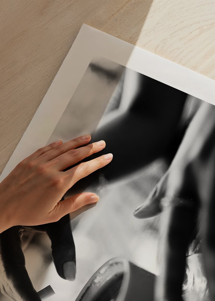 Svartvitt foto av hand med cigarett över kaffekopp-12