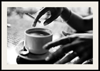 Svartvitt foto av hand med cigarett över kaffekopp-2