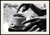 Czarno-białe zdjęcie ręki z papierosem nad filiżanką kawy-2