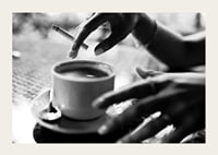 Svartvitt foto av hand med cigarett över kaffekopp-3