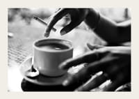 Czarno-białe zdjęcie ręki z papierosem nad filiżanką kawy-3