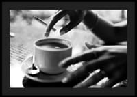 Czarno-białe zdjęcie ręki z papierosem nad filiżanką kawy-4