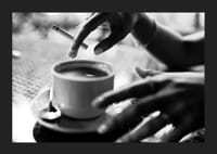 Czarno-białe zdjęcie ręki z papierosem nad filiżanką kawy-5