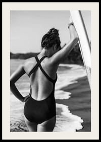 Sort-hvid nærbillede af kvinde i badedragt med surfbræt-2