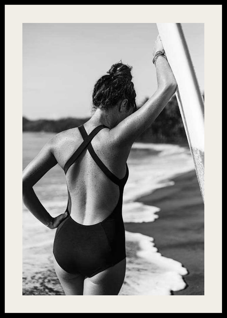 Sort-hvid nærbillede af kvinde i badedragt med surfbræt-12