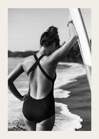 Sort-hvid nærbillede af kvinde i badedragt med surfbræt-3