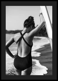 Sort-hvid nærbillede af kvinde i badedragt med surfbræt-4