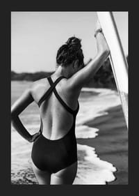 Sort-hvid nærbillede af kvinde i badedragt med surfbræt-5