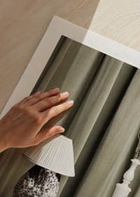 Fotografía de dálmata con pantalla de lámpara en la cabeza, estilo retro.-9