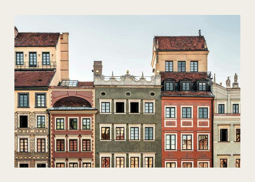Farebné mestské domy so zdobenými fasádami vo Varšave-12